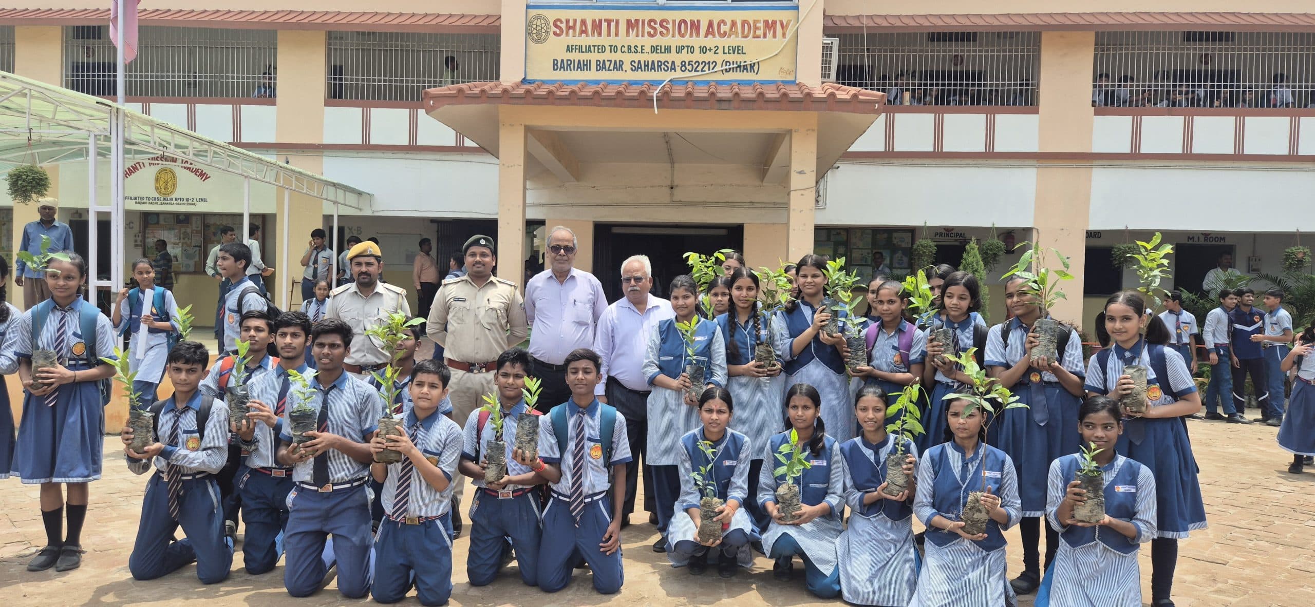 एक पेड़ मां के नाम के तहत विद्यालय में किया पौधरोपण