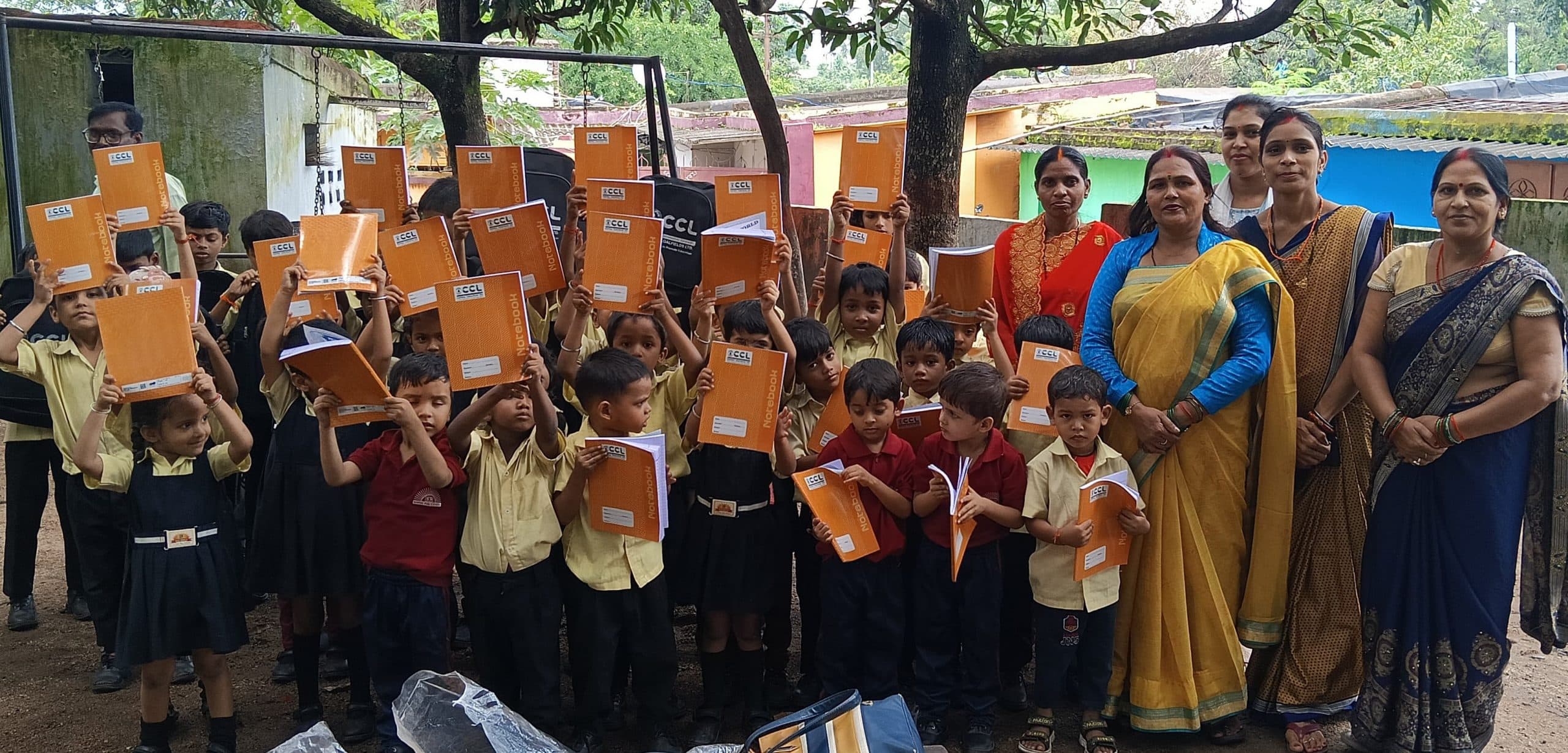 38 बच्चों को मिली स्कूल बैग व काॅपियां