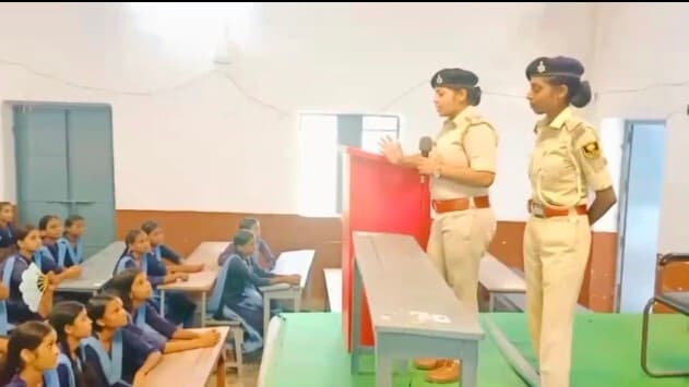 महिला पुलिस पदाधिकारी ने छात्राओं के साथ किया जनसंवाद