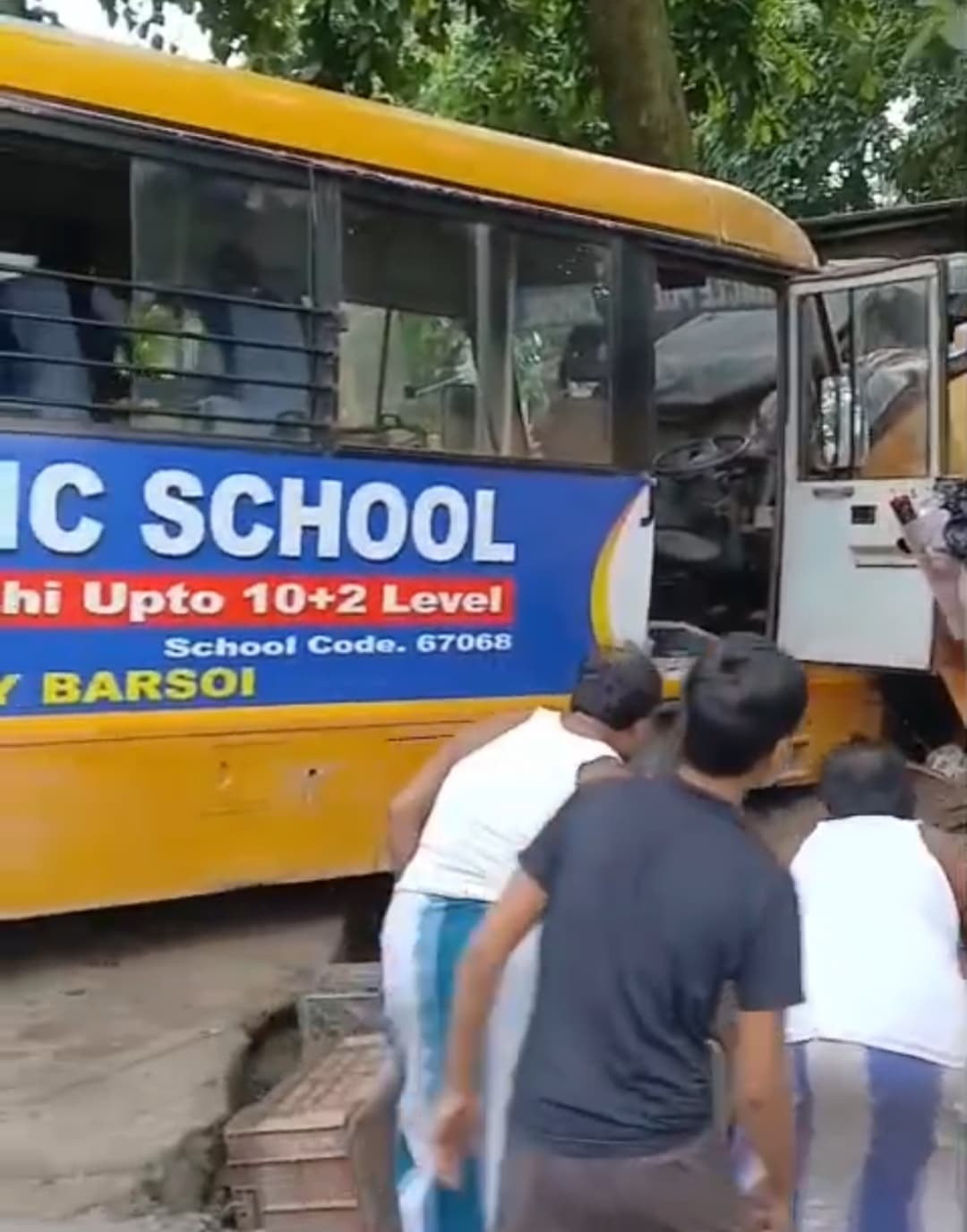 दुकान से टकराई स्कूल बस, कई जख्मी, बाल-बाल बचे स्कूली बच्चे