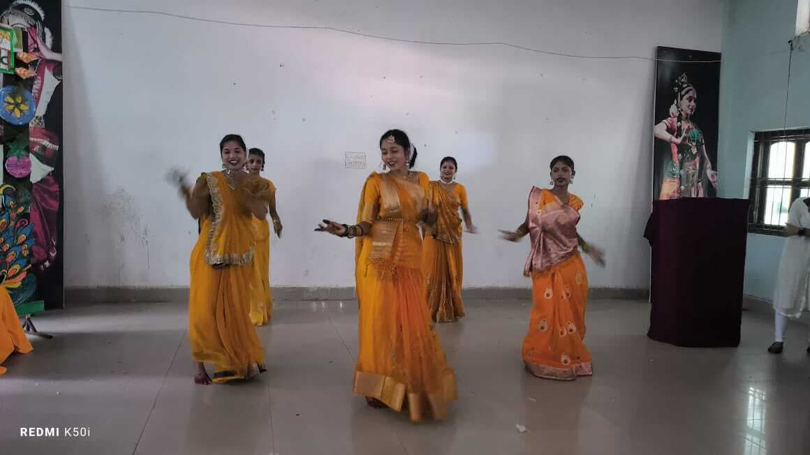 कॉलेज की छात्राओं ने कला का किया प्रदर्शन