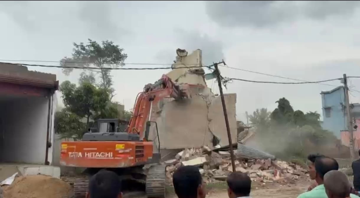 बिहरा पटोरी बाजार में प्रशासन का चला बुलडोजर, हटाया अतिक्रमण