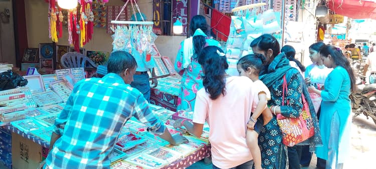 नौ अगस्त को मनाया जायेगा रक्षा बंधन का त्यौहार, राखी से पटा बाजार, खरीददारी हुई तेज