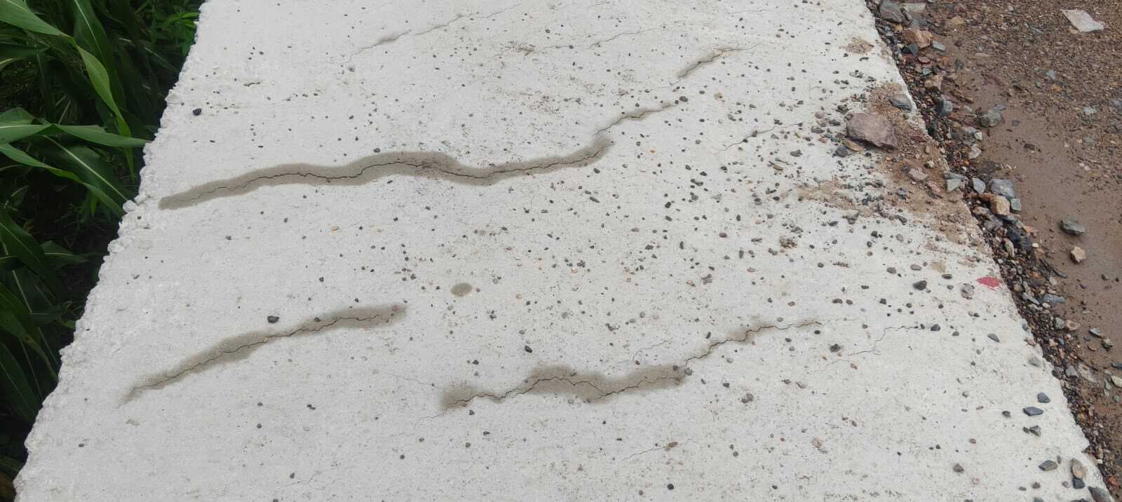 Samastipur : सातनपुर में बनते ही दरकने लगा नाला