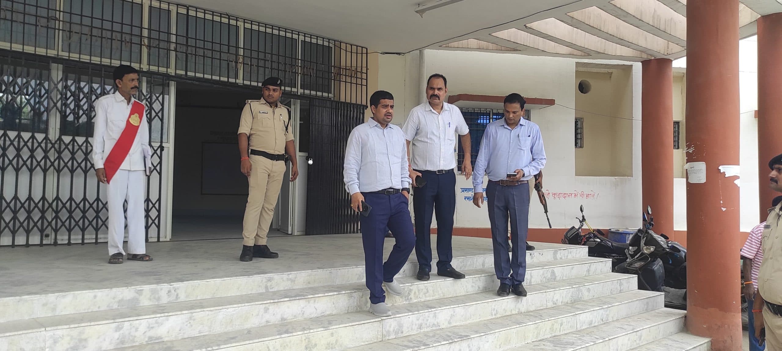 डीएम ने किया प्रतापगंज प्रखंड का निरीक्षण, बीएलओ कार्यों को बताया संतोषजनक