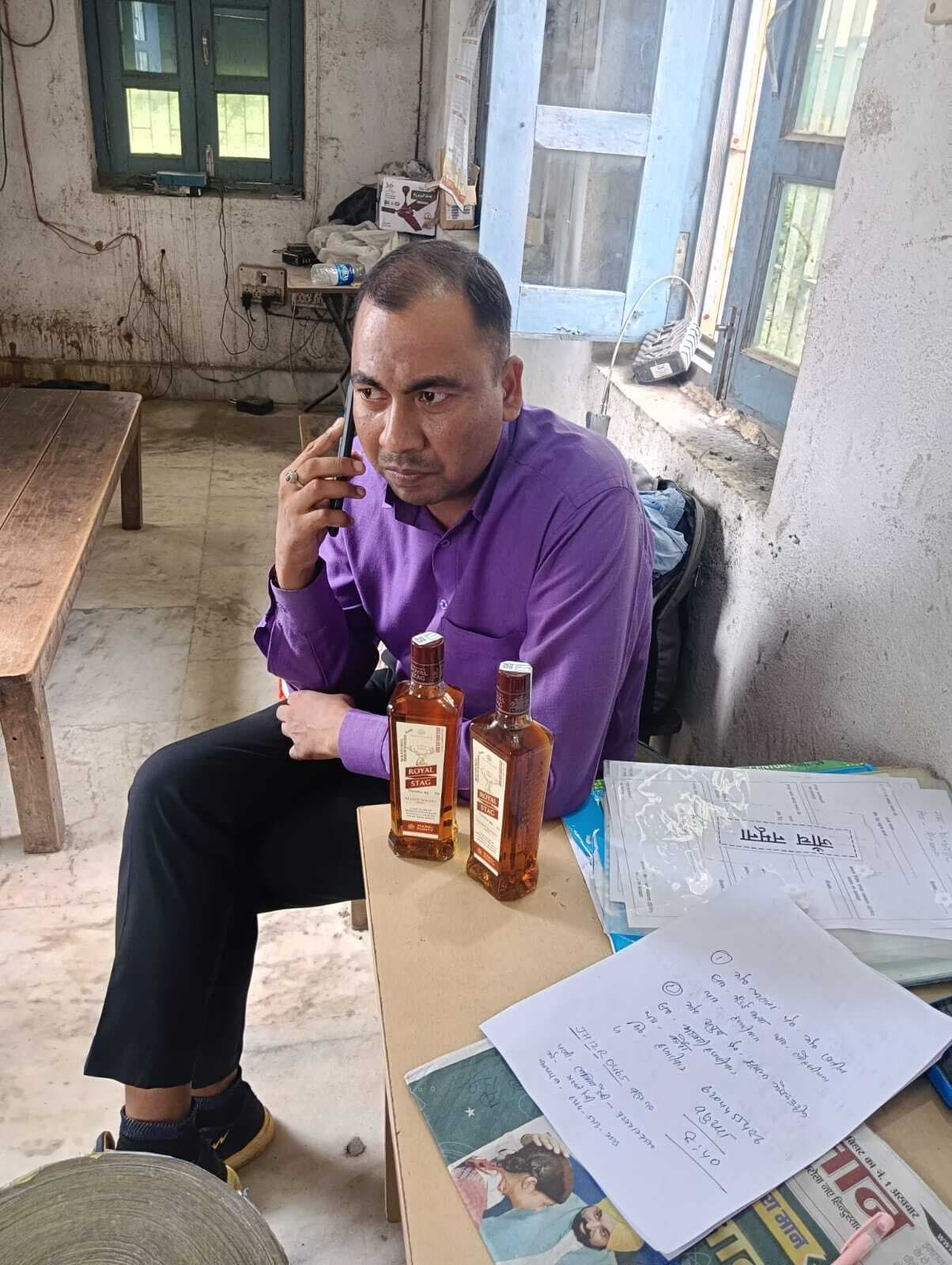 दो बोतल विदेशी शराब के साथ एक गिरफ्तार, 19 नशेड़ी भी पकड़े गए