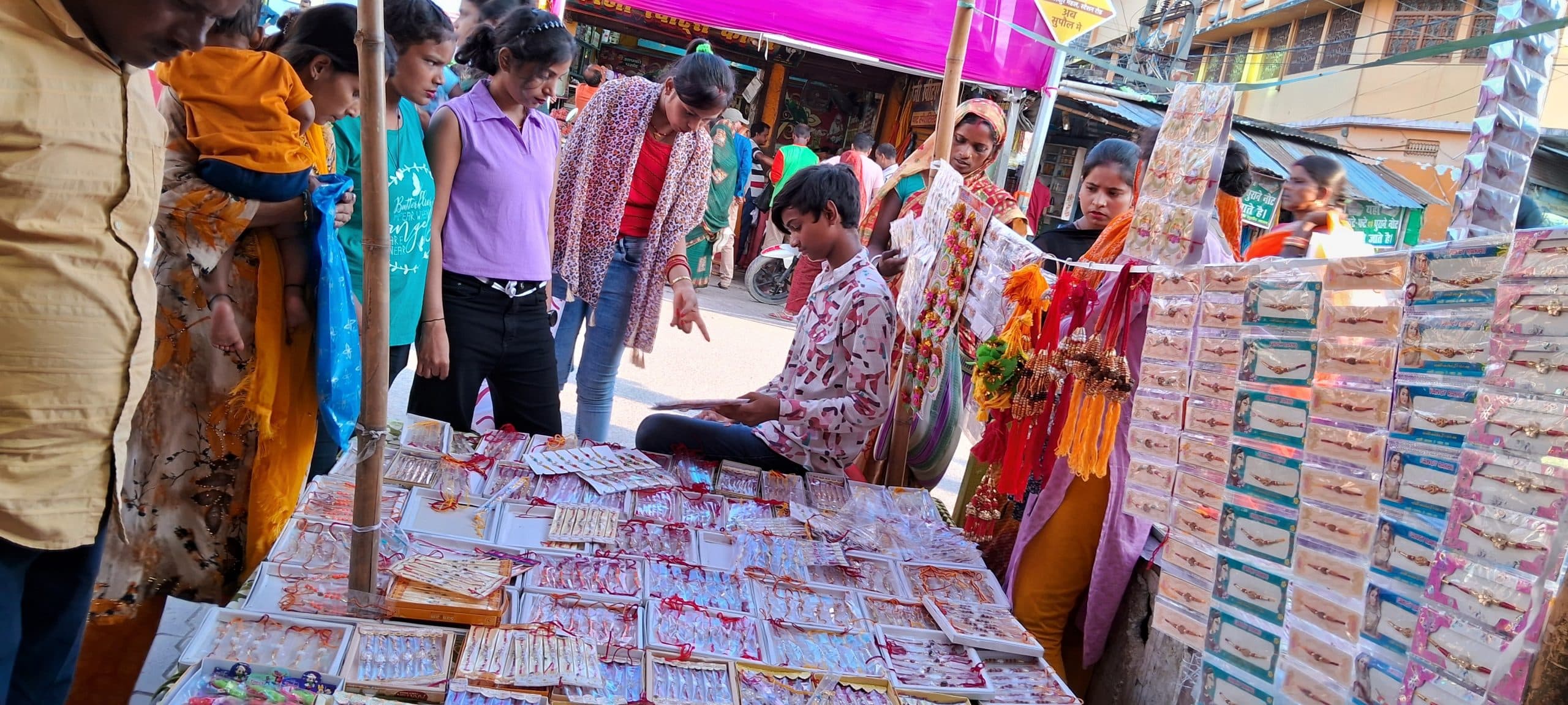 रक्षाबंधन को लेकर बाजारों में रौनक, रंग-बिरंगी राखियों से सजा बाजार