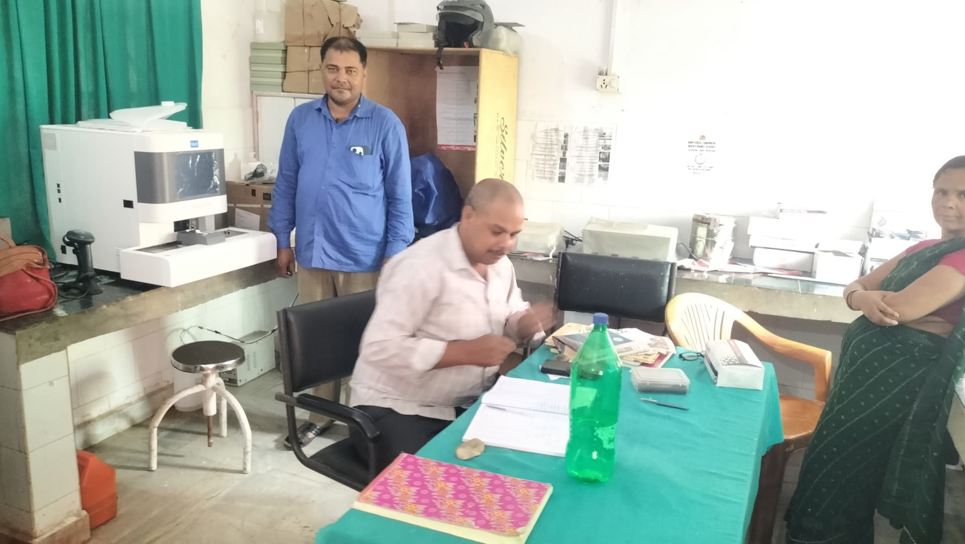Deoghar news : सारठ सीएचसी में सात लाख की सीबीसी मशीन को चूहों ने पहुंचाया नुकसान, एक भी दिन नहीं आया काम