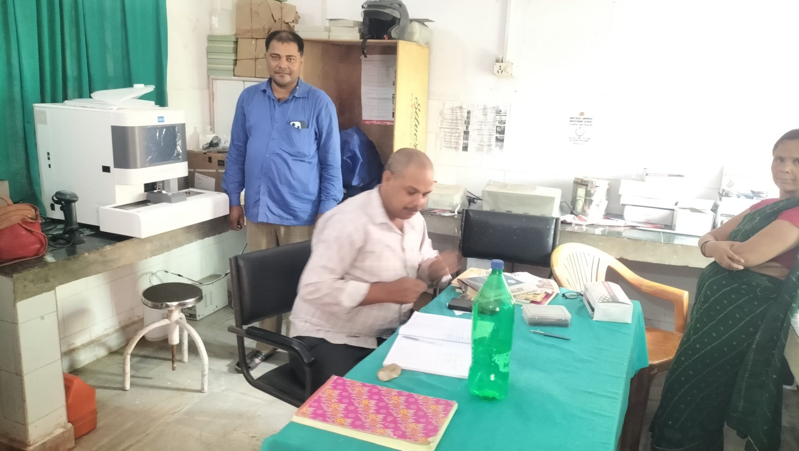 Deoghar news : सारठ सीएचसी में सात लाख की सीबीसी मशीन को चूहों ने पहुंचाया नुकसान, एक भी दिन नहीं आया काम