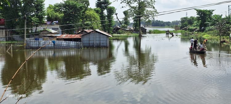 गंगा, कोसी नदियों के जलस्तर वृद्वि से दर्जन से अधिक गांवों में घुसा बाढ़ का पानी
