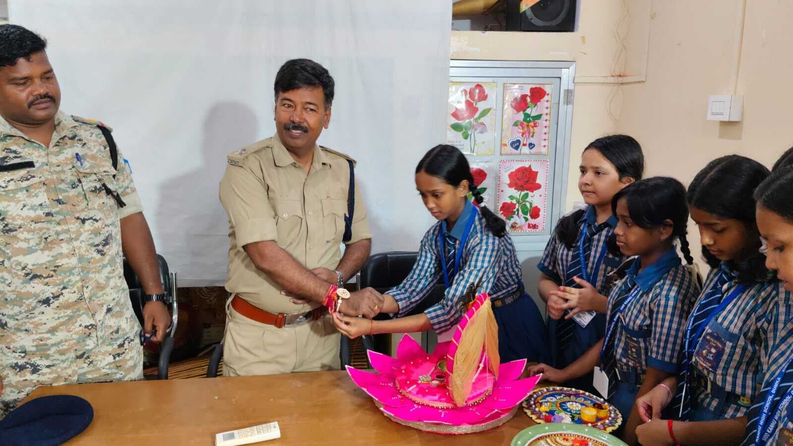 विद्यालयों में मना रक्षाबंधन का त्योहार