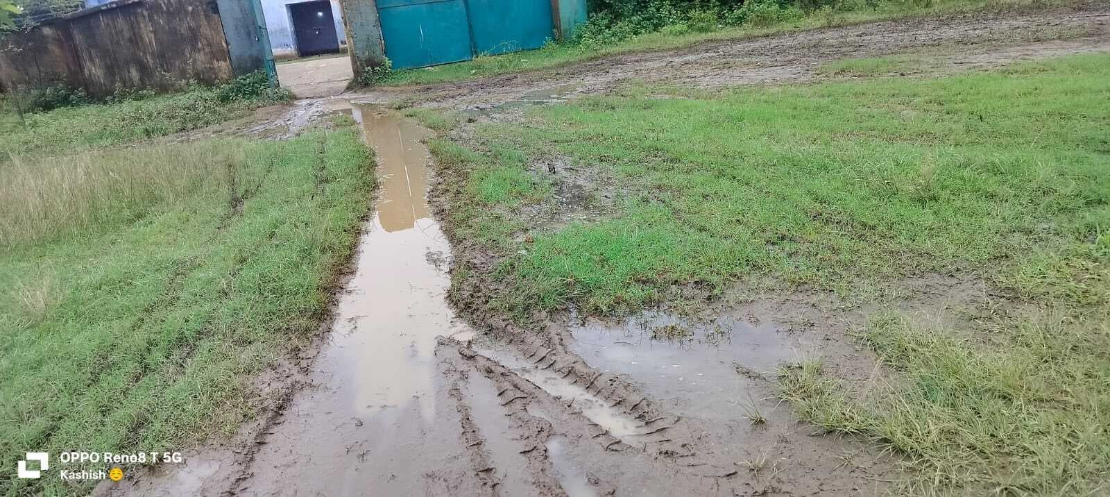 Deoghar news : बारिश से प्लस-टू हाइस्कूल चितरा की चहारदीवारी गिरी, मेन गेट के पास कीचड़ से बच्चों को परेशानी