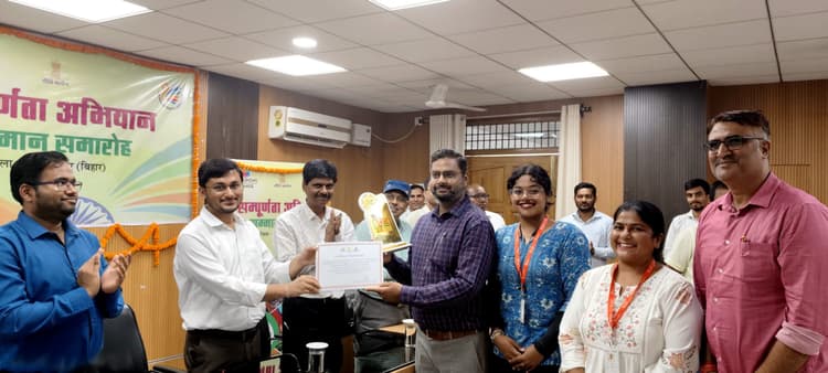 संपूर्णता अभियान : 45 फ्रंटलाइन वर्कर्स सम्मानित, अब तक दस करोड़ का पुरस्कार