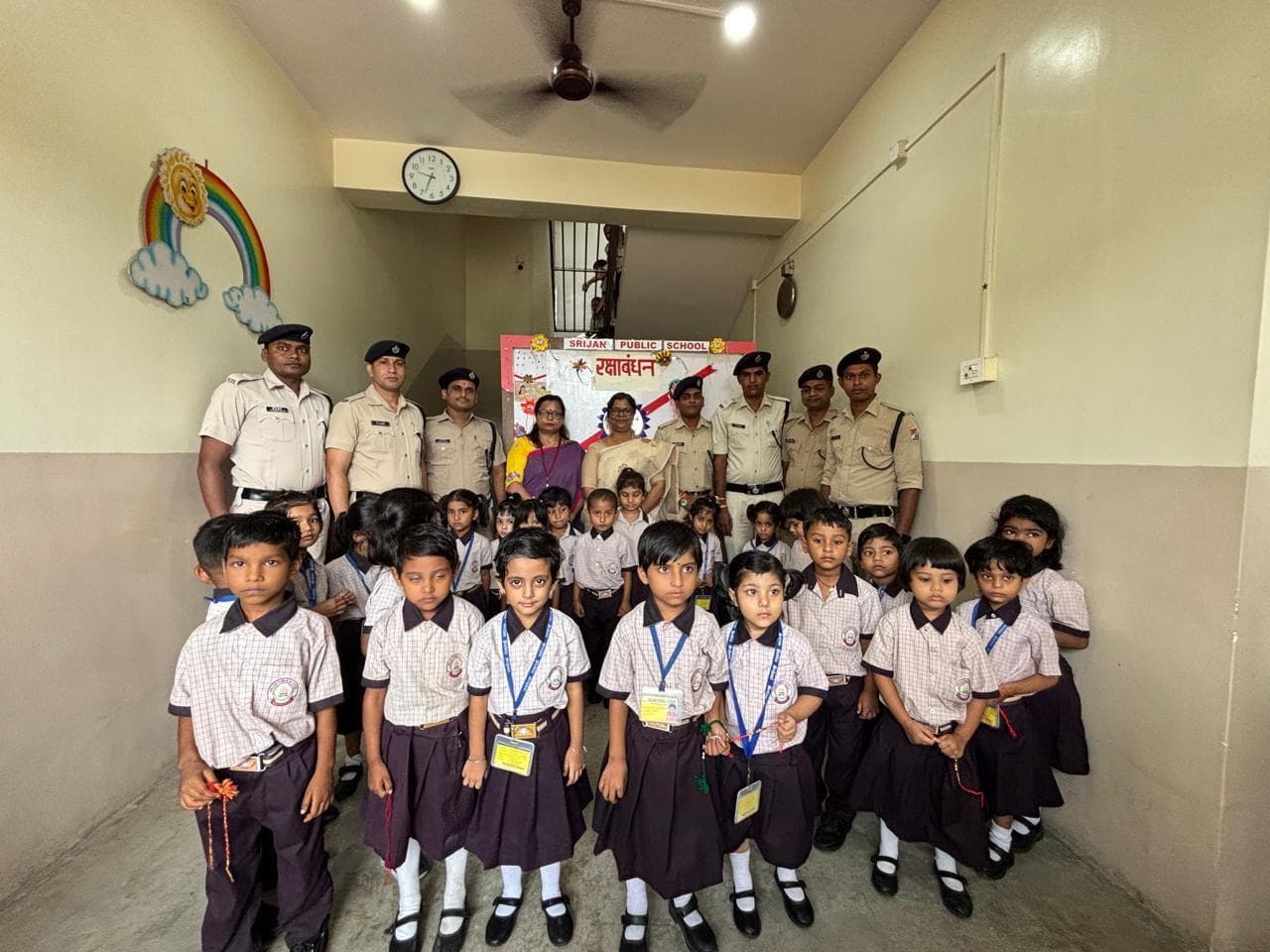 सृजन पब्लिक स्कूल में नन्हें- मुन्हें बच्चियों ने आरपीएफ जवानों को बांधी राखी