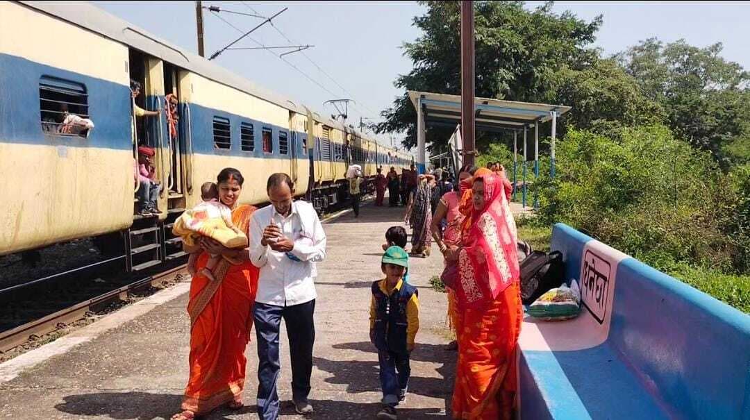 Kaimur news : धनेछा स्टेशन पर जान जोखिम में डाल रेल लाइन पार करते हैं यात्री