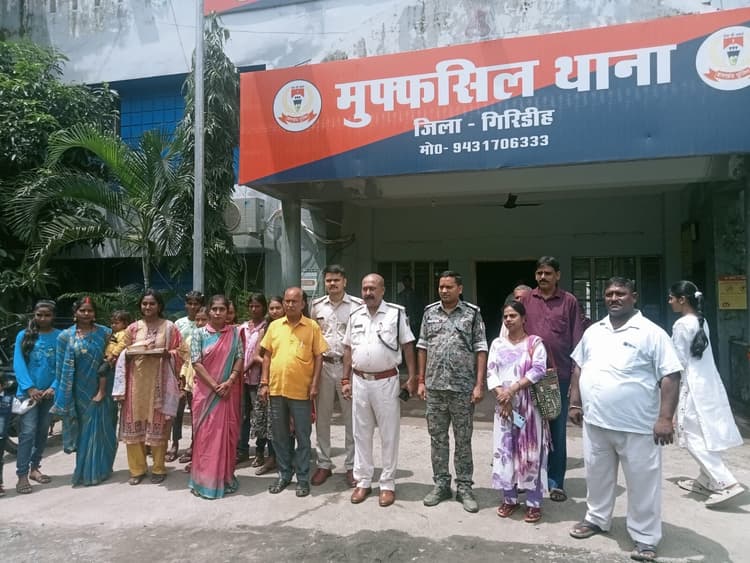 Giridih News :महिलाओं ने पुलिस अधिकारियों व जवानों को बांधी राखी