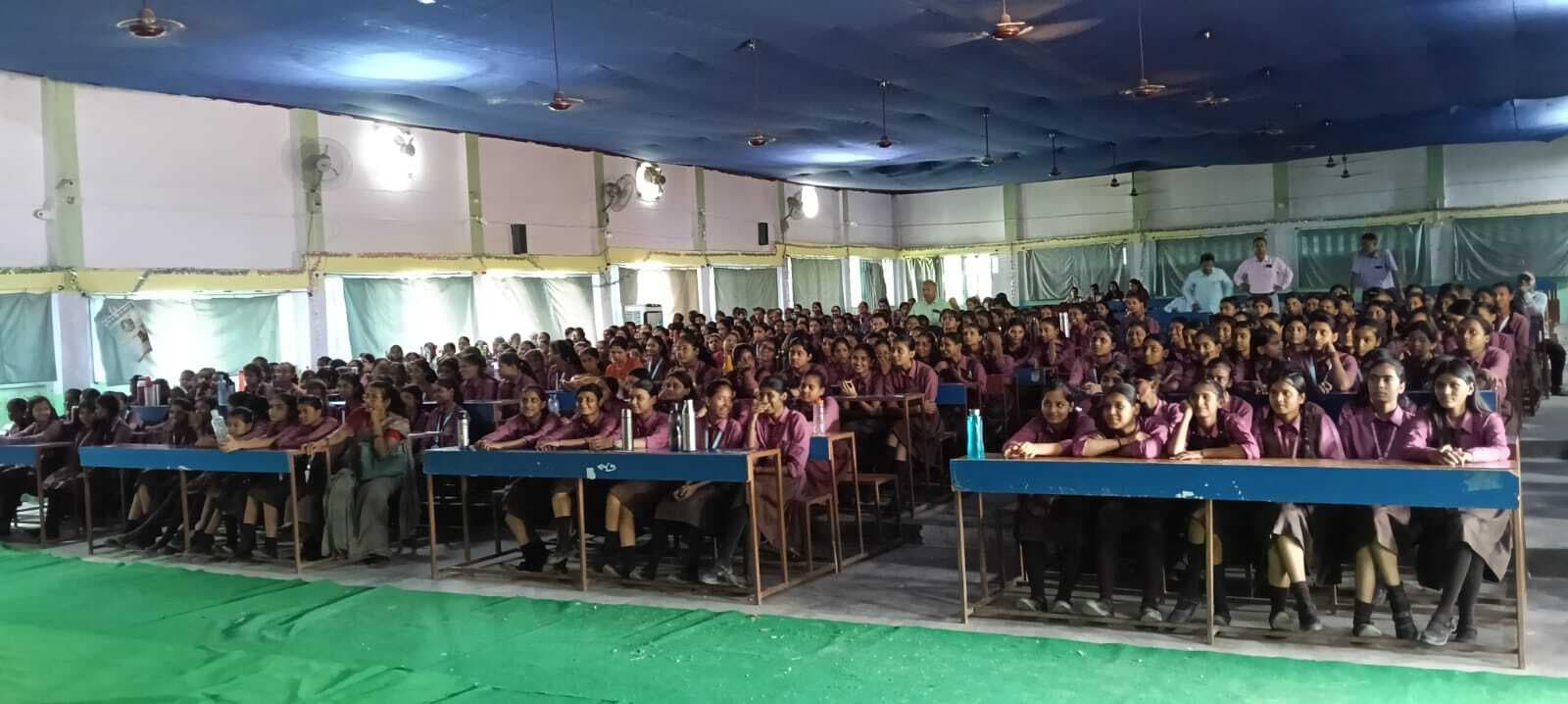 Madhubani News : पाठ्यक्रम की पढ़ाई के साथ साथ मनोरंजन भी जरुरी : डाॅ. आरएस पांडेय