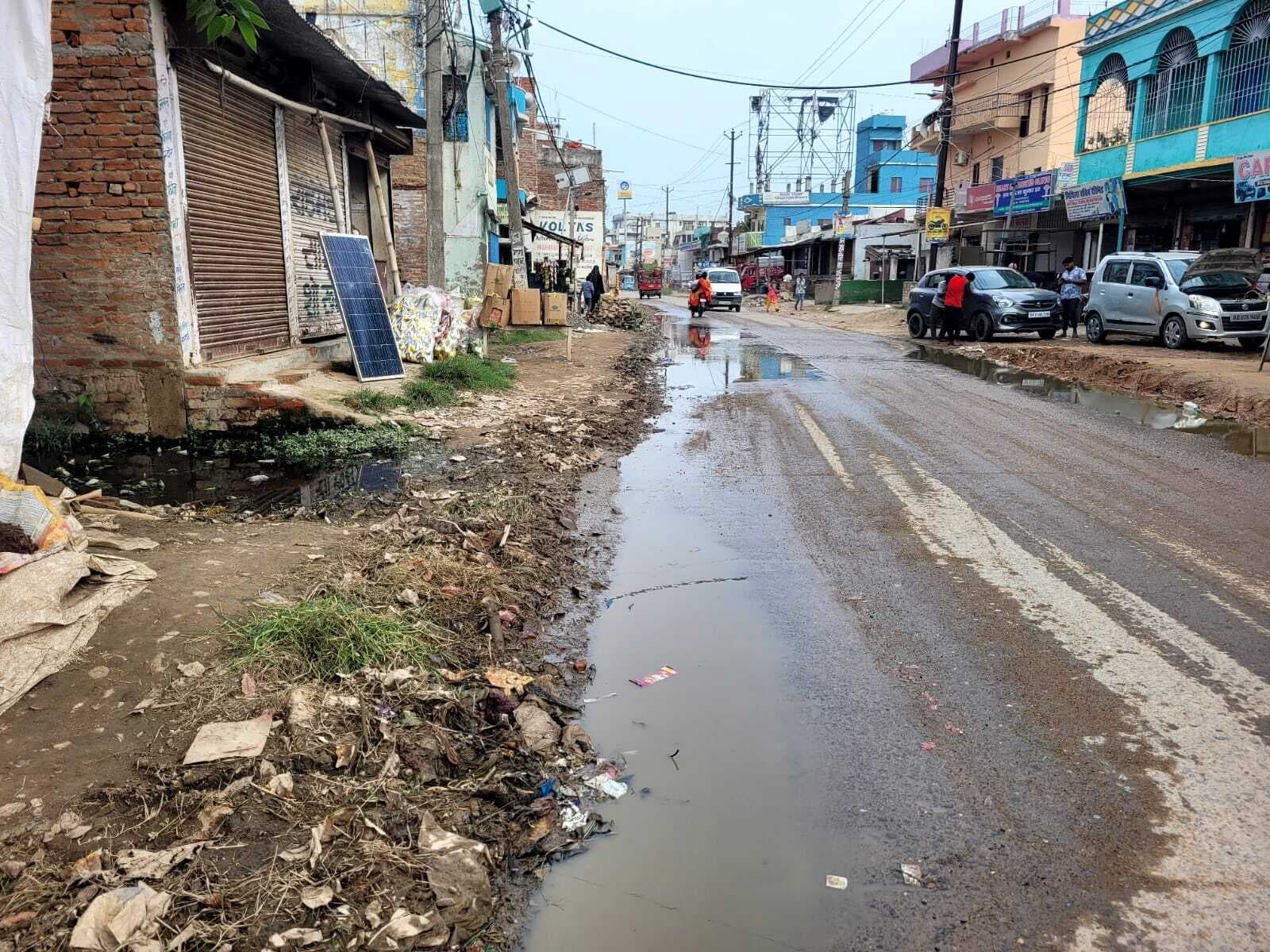 Madhubani News : गौशाला रोड में नाला निर्माण नहीं होने से सालों भर सड़क पर रहता जलजमाव