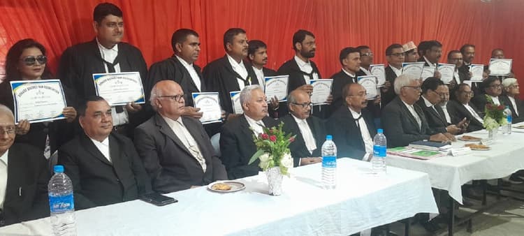 Bokaro News : बोकारो अधिवक्ता संघ के निर्वाचित पदाधिकारी व कार्यकारिणी सदस्यों ने ली शपथ