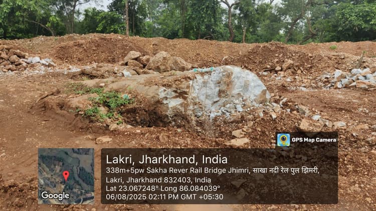 Seraikela Kharsawan News : झिमड़ी में चल रहा था सफेद पत्थर का अवैध खनन, प्राथमिकी दर्ज