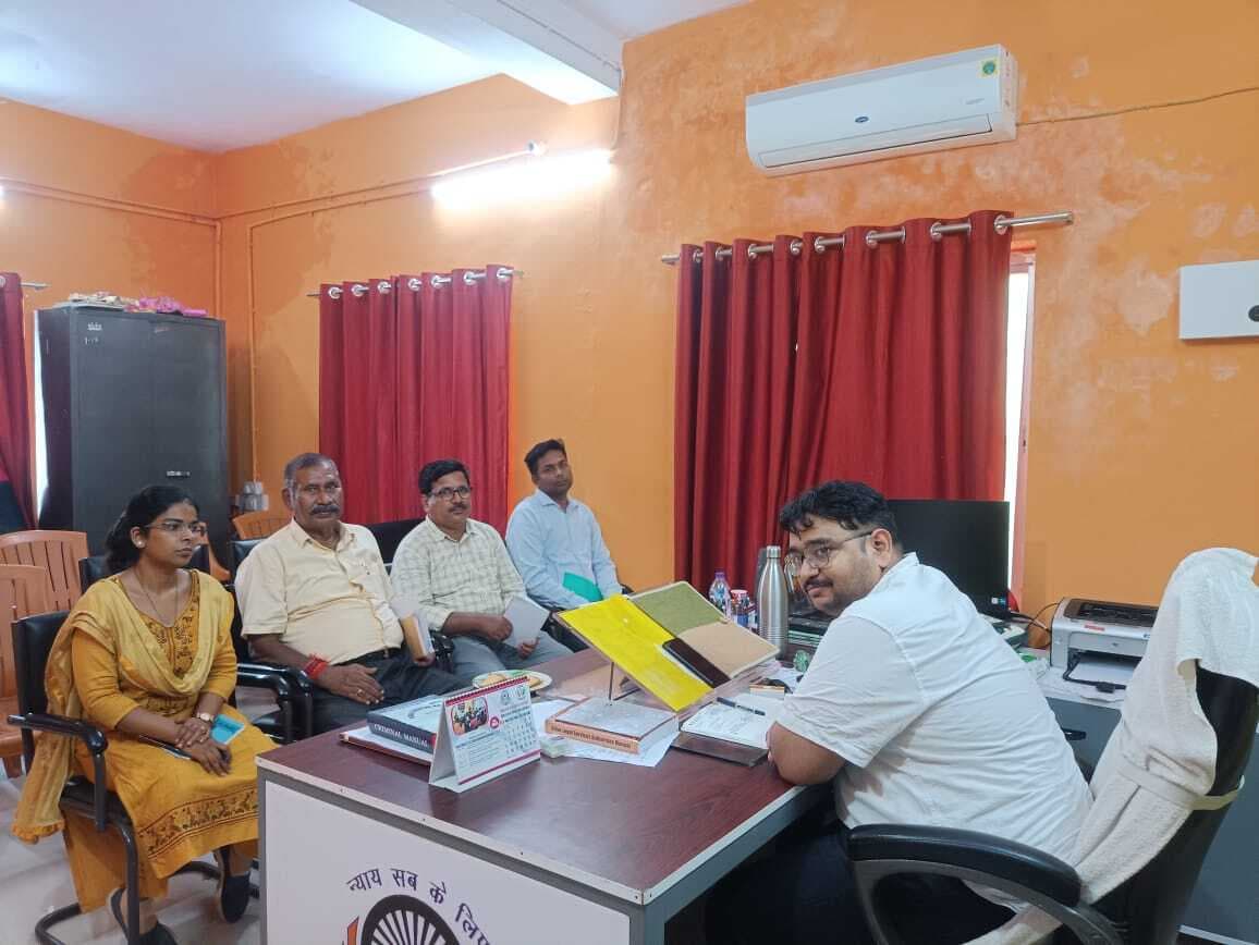 Madhubani News : राष्ट्रीय लोक अदालत के लिए विभिन्न विभाग के पदाधिकारियों के साथ की बैठक