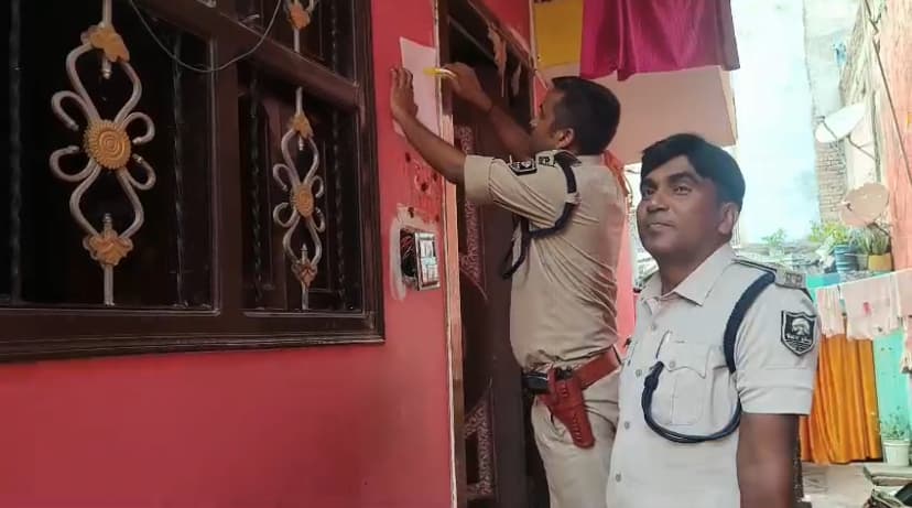 Motihari: फरार आठ आरोपियों के घर चिपकाया गया इश्तिहार
