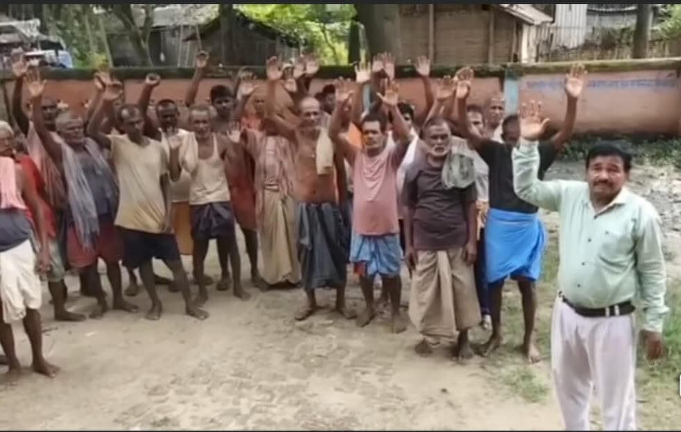 Madhubani News : दुधैला गांव में ग्रामीण ने किया प्रदर्शन