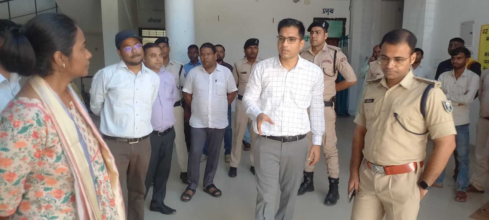 Motihari: चुनाव की तैयारी को लेकर डीएम व एसपी ने किया निरीक्षण