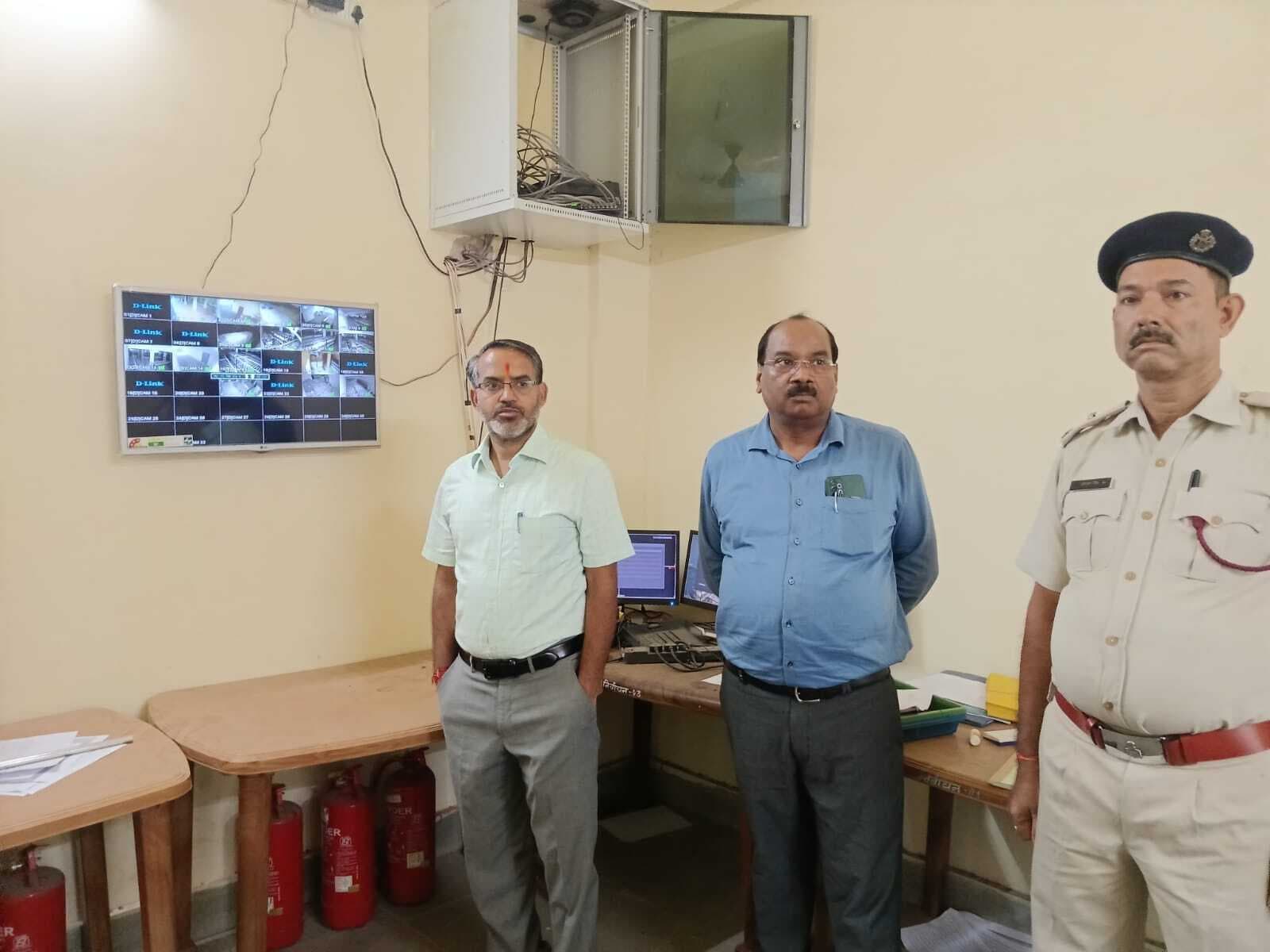 Giridih News :डीसी ने किया इवीएम-वीवीपैट वेयरहाउस का निरीक्षण