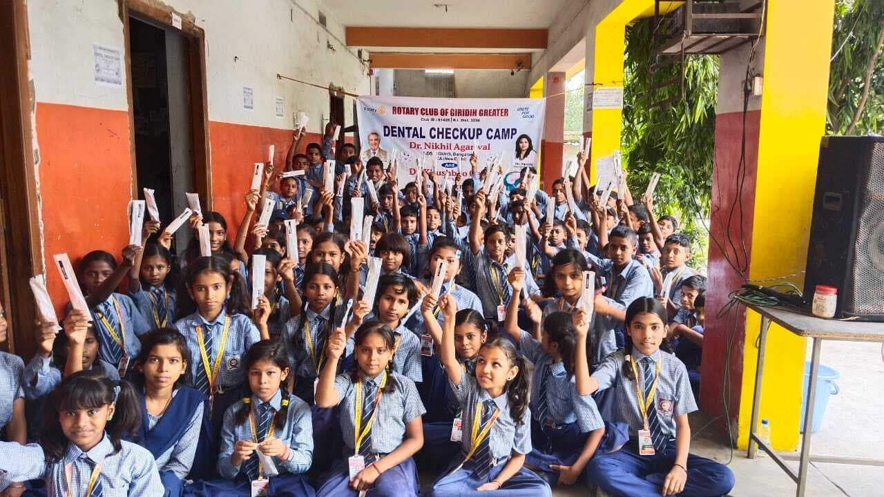 Giridih News :गादी श्रीरामपुर में रोटरी ग्रेटर का दंत चिकित्सा शिविर