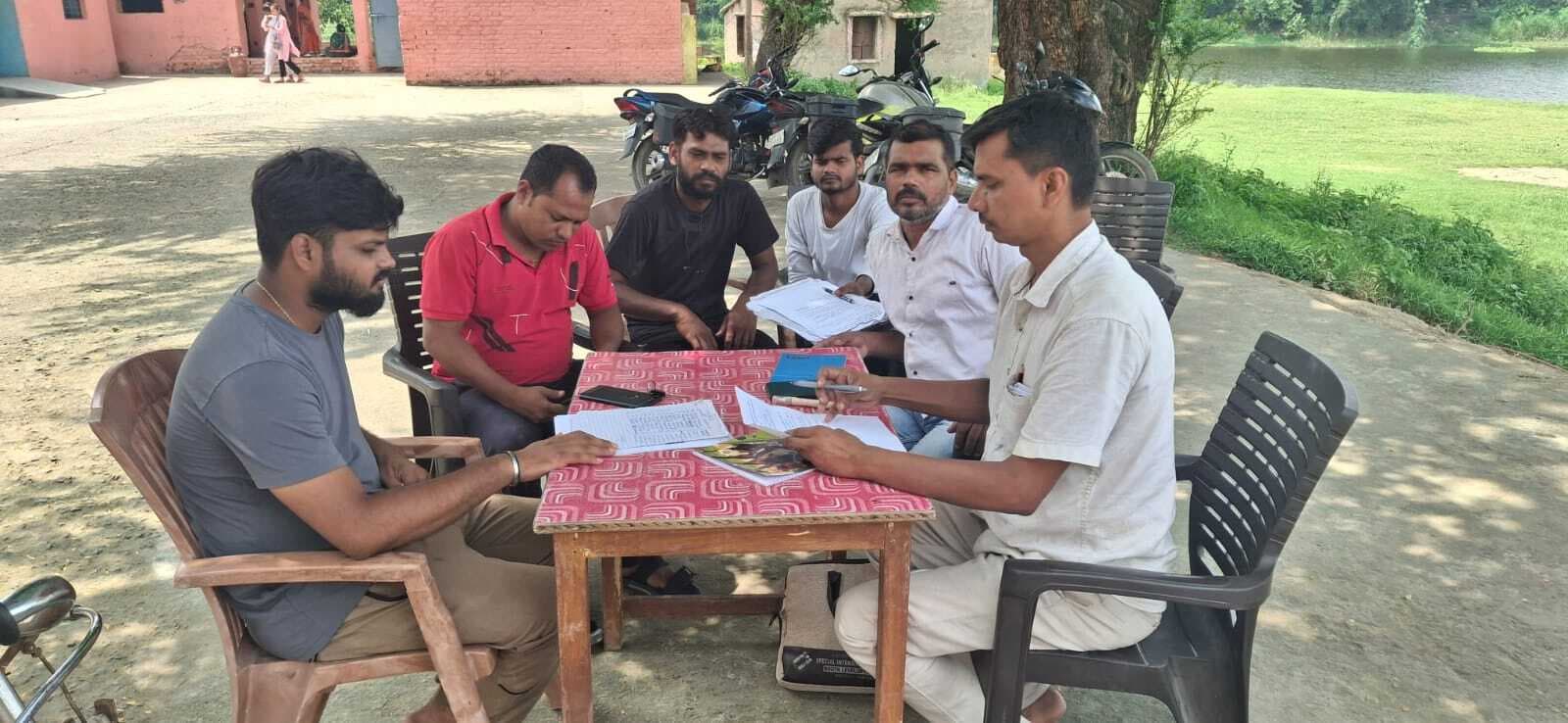 मतदाता सूची पुनरीक्षण: मतदान केंद्र पर बीएलओ-बीएलए की हुई बैठक