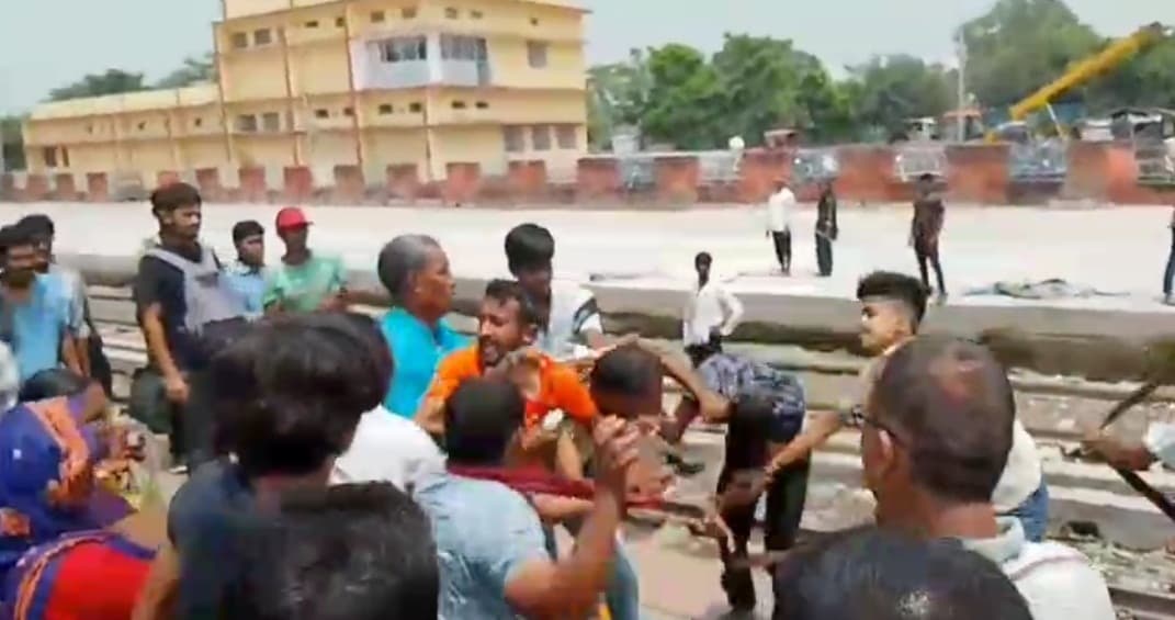 स्टेशन पर यात्री का सामान चोरी कर भाग रहे युवक को पीटा