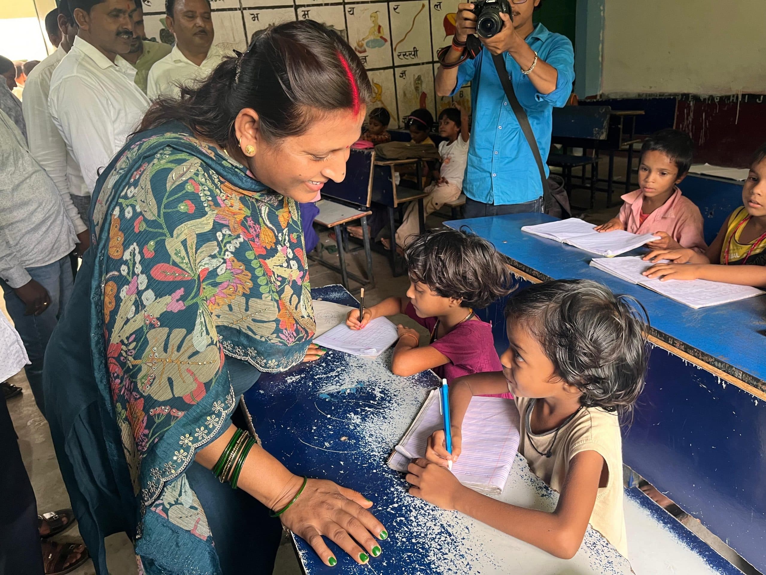 Giridih News :विधायक ने किया उत्क्रमित उच्च विद्यालय धीरोसिंगा का निरीक्षण