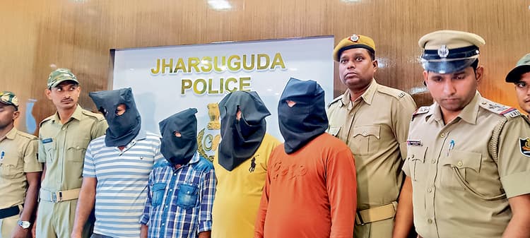 Jharsuguda News: उत्कल ग्रामीण बैंक में डकैती मामले में चार गिरफ्तार, हथियार, बाइक व 42 हजार नकद जब्त