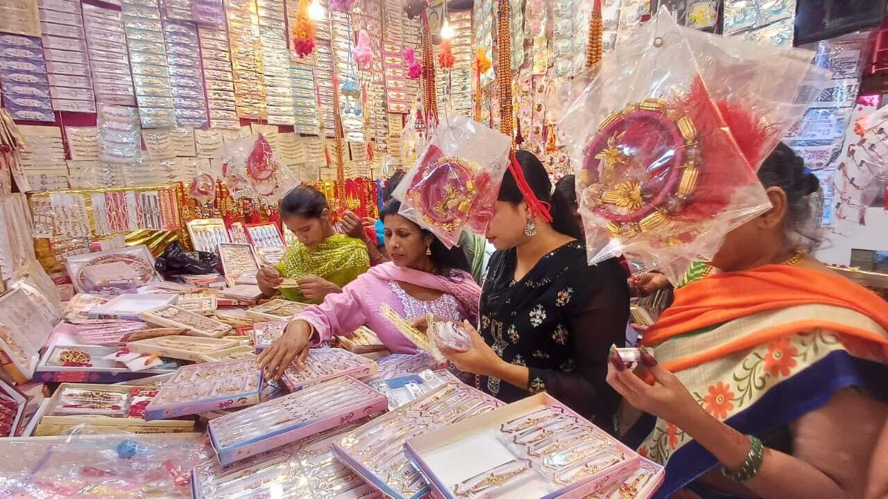 रक्षाबंधन कल, रंग-बिरंगी राखियों से सजीं दुकानें, बाजार में आयी रौनक