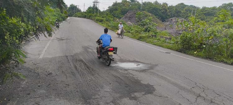 Bokaro News : भूमिगत आग से कथारा-गोमिया हीरक रोड पर बढ़ा खतरा