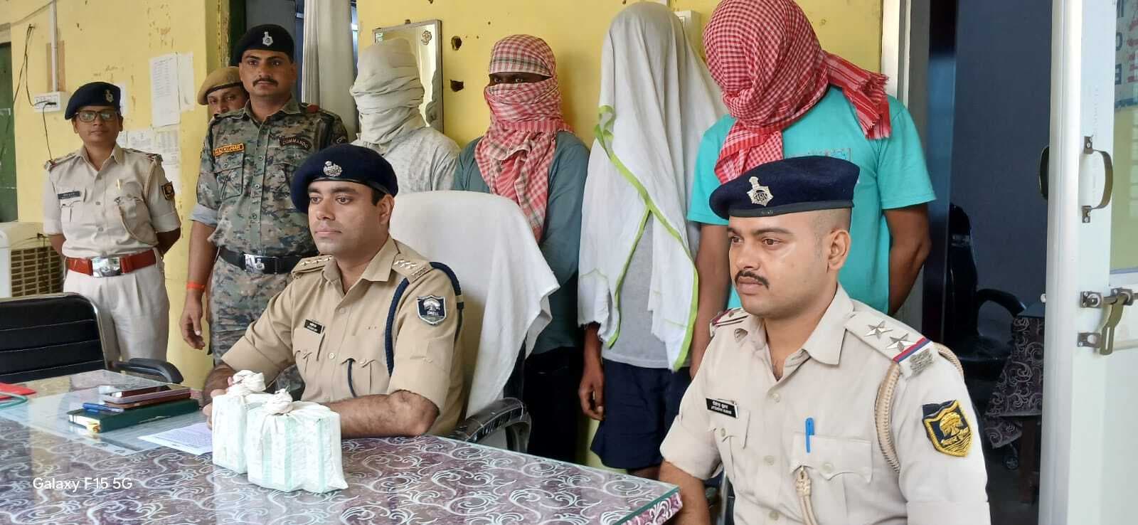 51 कार्टन शराब के साथ चार धंधेबाज गिरफ्तार, दो कार जब्त