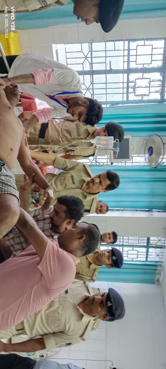 तीन मंजिला बिल्डिंग से गिरा पुलिस जवान, हालत गंभीर .