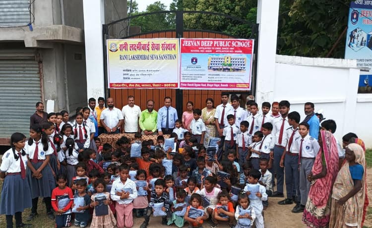 जीवन दीप पब्लिक स्कूल में वस्त्र वितरित