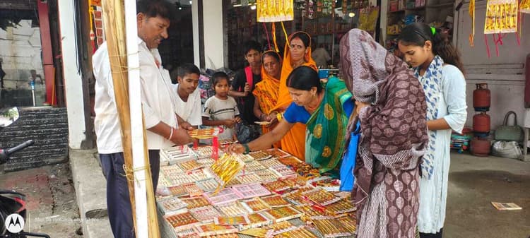 Motihari : रक्षाबंधन आज, राखी एवं मिठाइयों के दुकानों पर रही भीड़