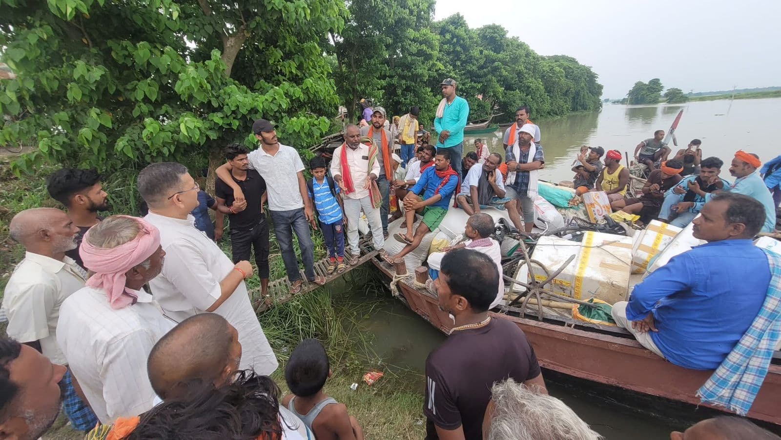 Samastipur News:समाजसेवी ने लिया बाढ़ प्रभावित इलाकों का जायजा