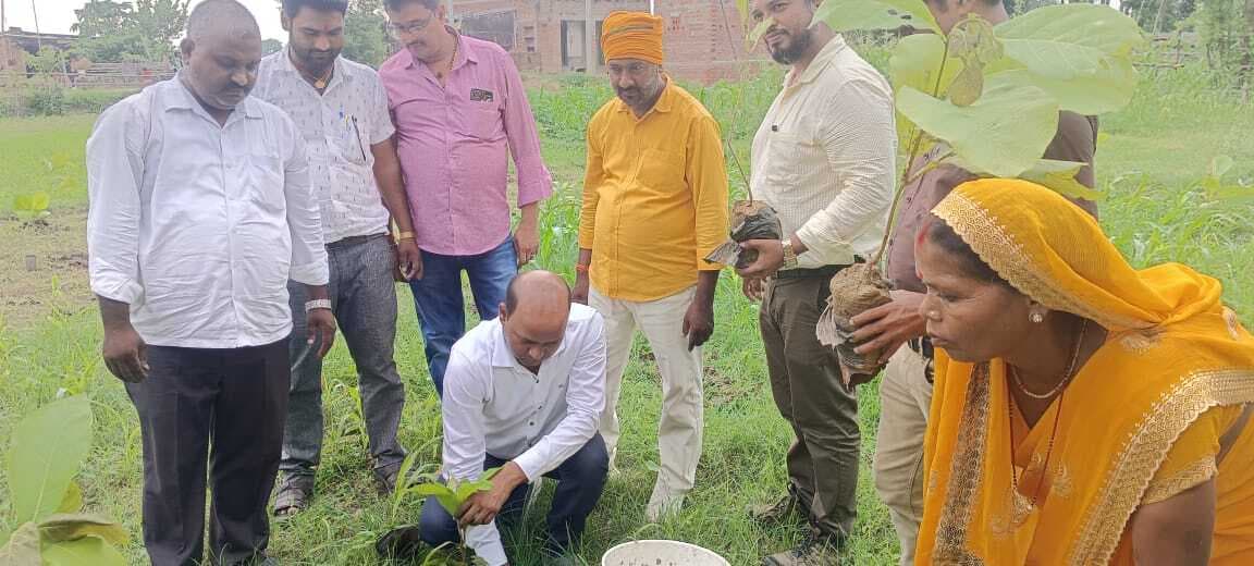 जल-जीवन-हरियाली अभियान के तहत अलीगंज में किया गया पौधरोपण