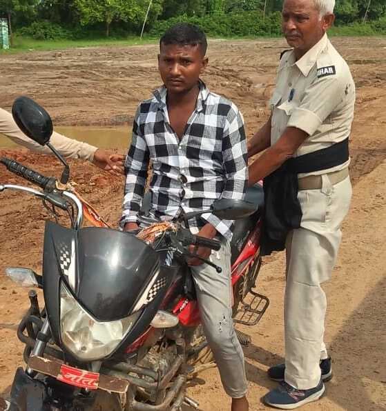 चुलाई शराब के साथ बाइक सवार गिरफ्तार