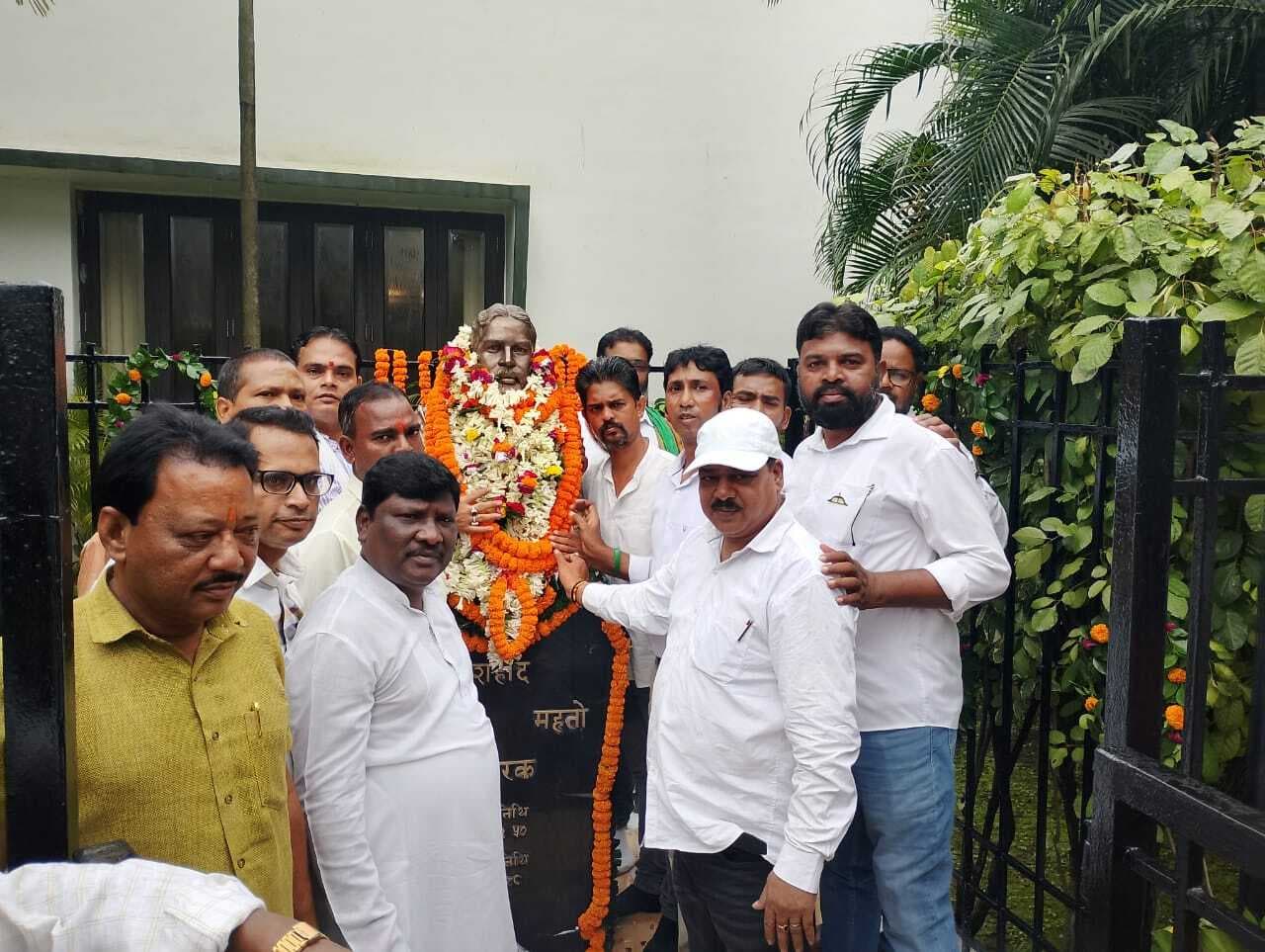 Jamshedpur news. माटी के पुत्र शहीद निर्मल महतो को श्रद्धांजलि दी
