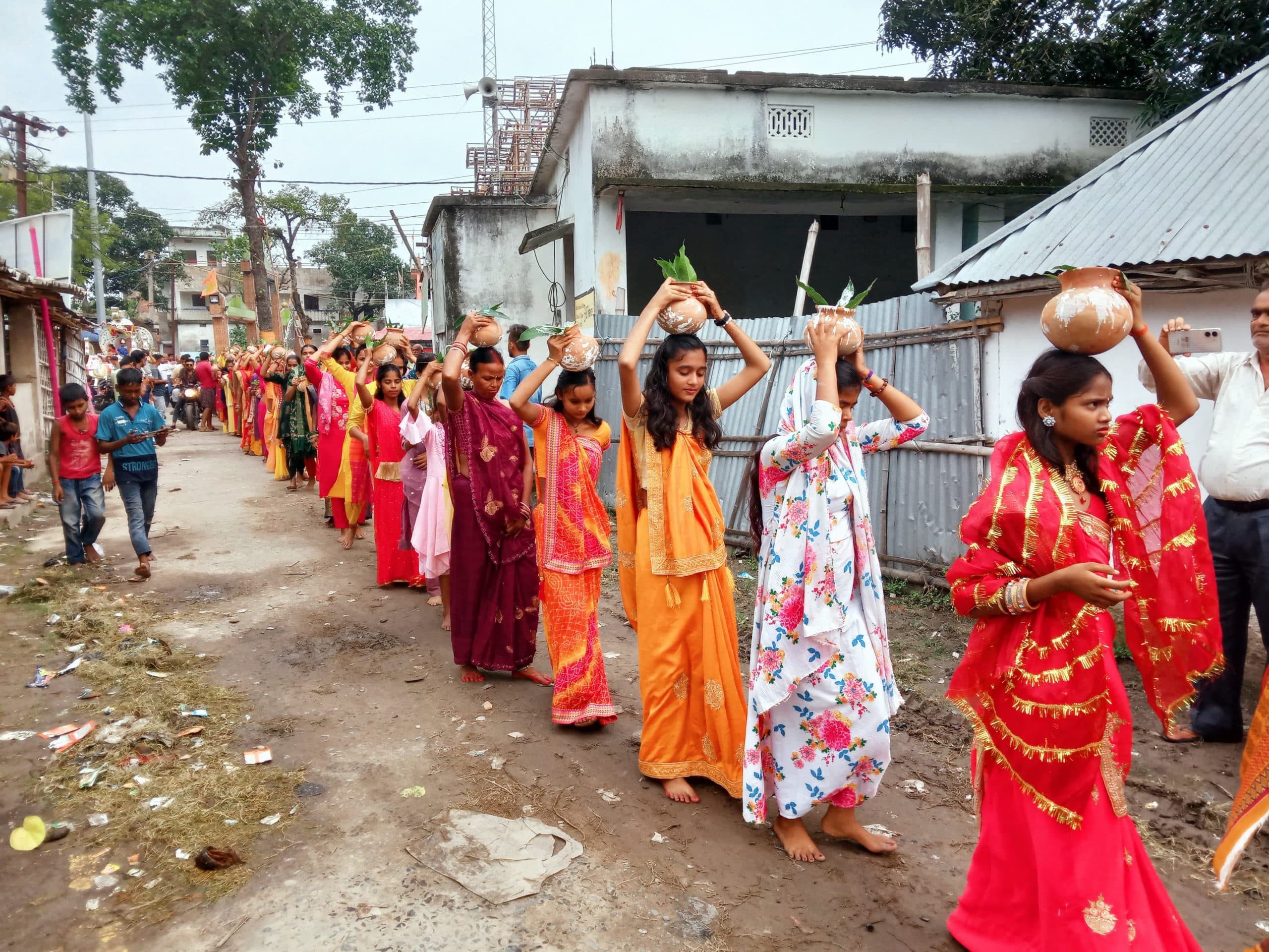 कर्णपुर में भव्य कलश यात्रा के साथ भागवत कथा महोत्सव शुरू