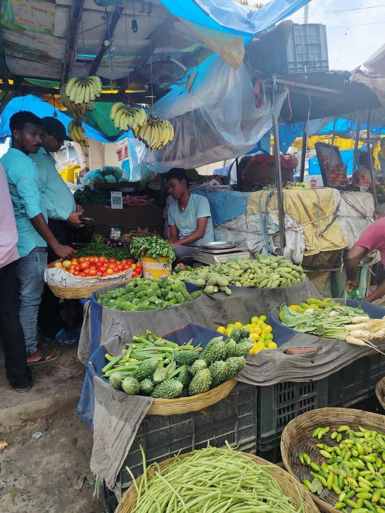 टमाटर 80 तो धनिया बिक रहा 400 रुपये किलो