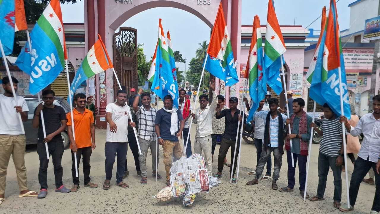 एनएसयूआइ कार्यकर्ताओं सीएम का फूंका पुतला