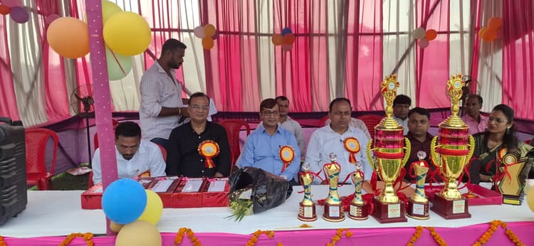 अंतर महाविद्यालय वॉलीबॉल में छात्र वर्ग में डीएस कॉलेज व छात्रा वर्ग में अररिया कॉलेज विजेता