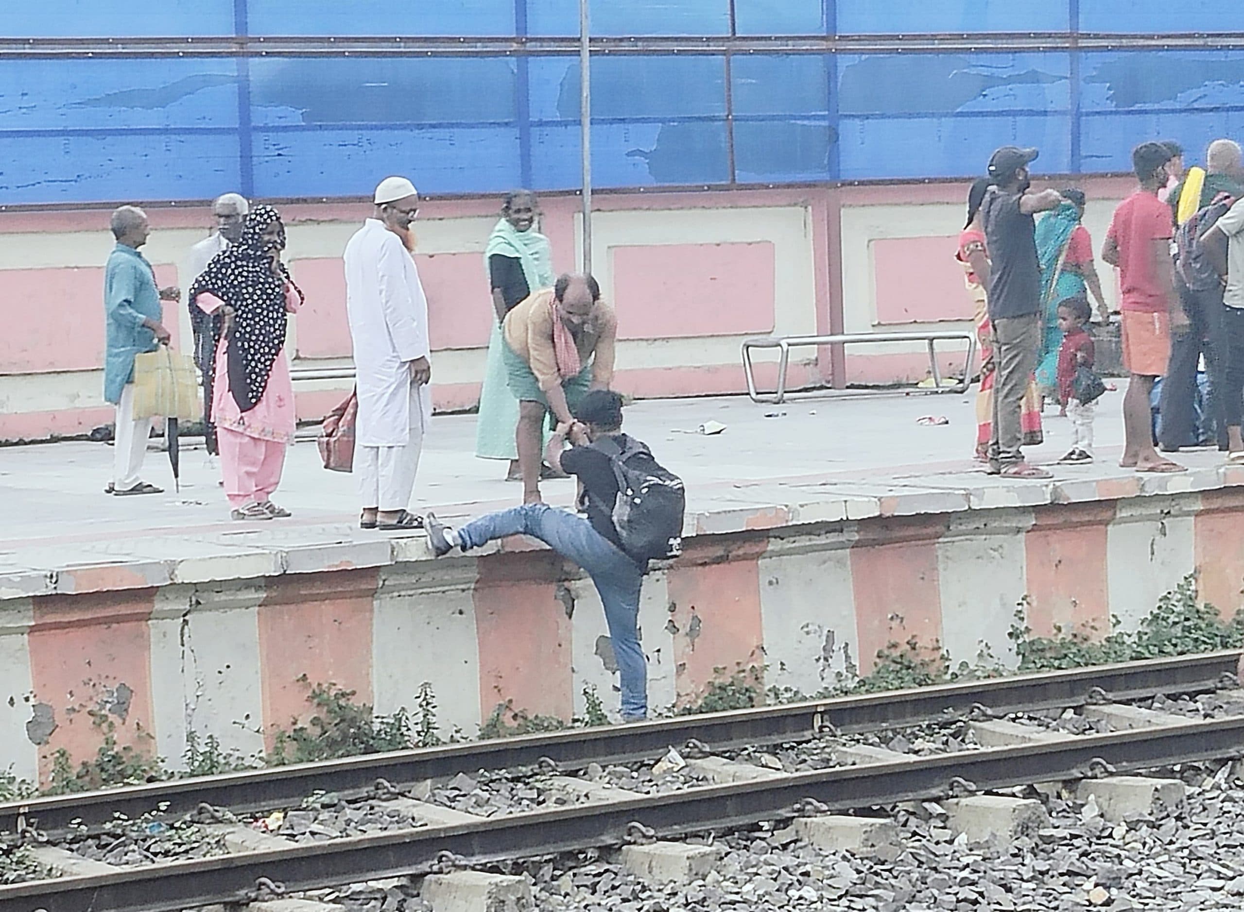 मधेपुरा स्टेशन पर यात्रियों की जान से खिलवाड़, ओवरब्रिज छोड़ ट्रैक पार कर रहे लोग