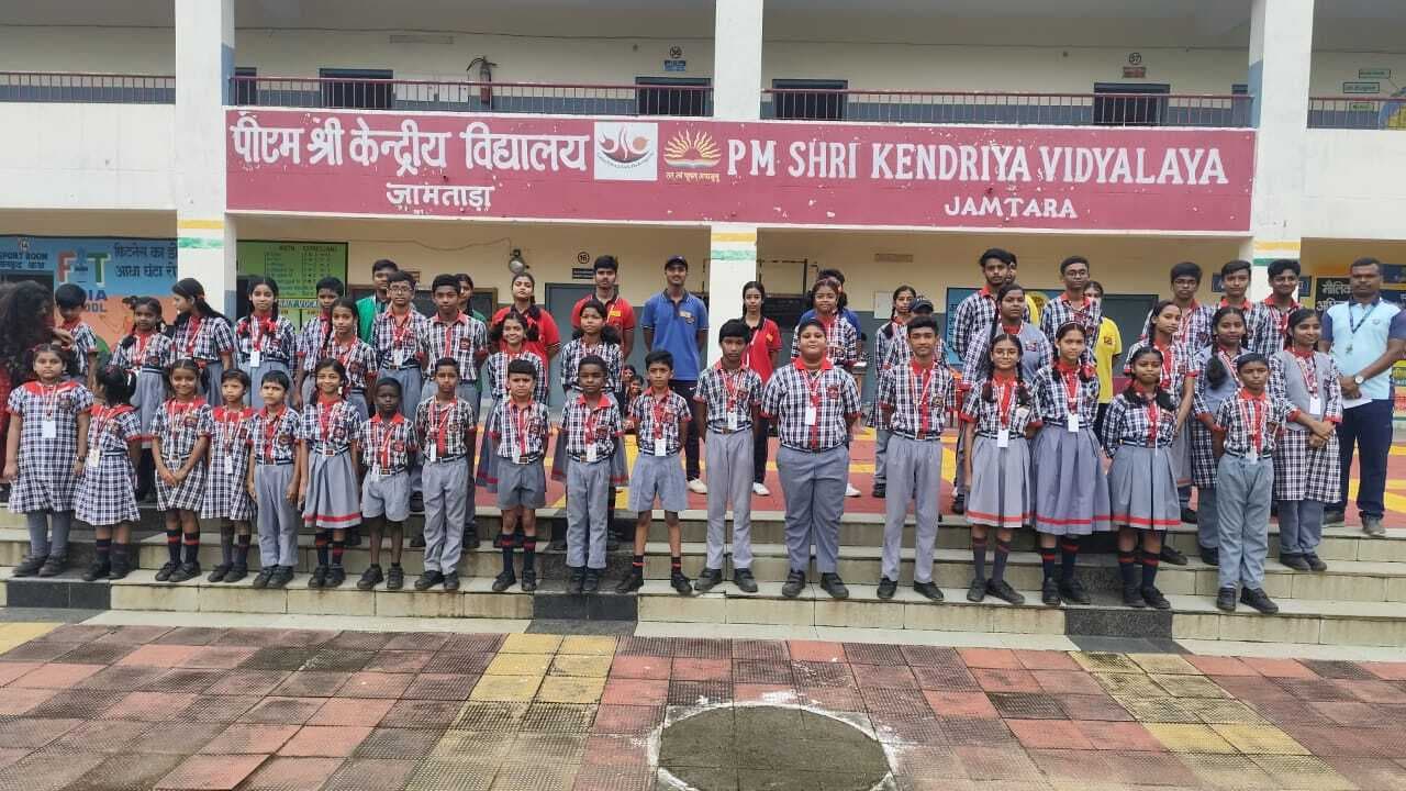 पीएम श्री विद्यालय में उप हाउस कैप्टन को दिया गया बैज